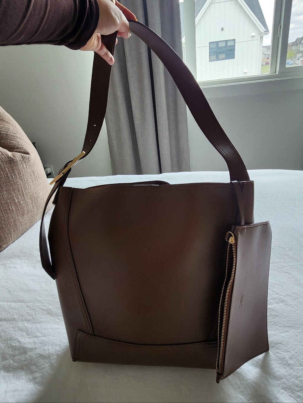 Zara Brown Smooth Leather Bucket Shoulder Bag with Gold Accent - Picture 3 of 3